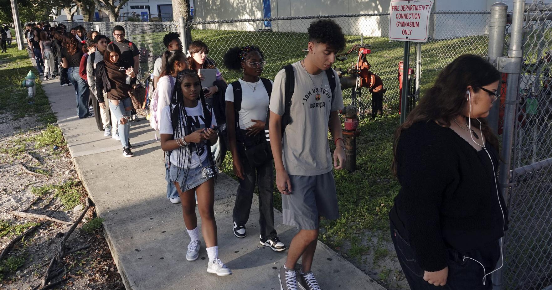 New metal detectors delay students' first day of school in one South Florida district