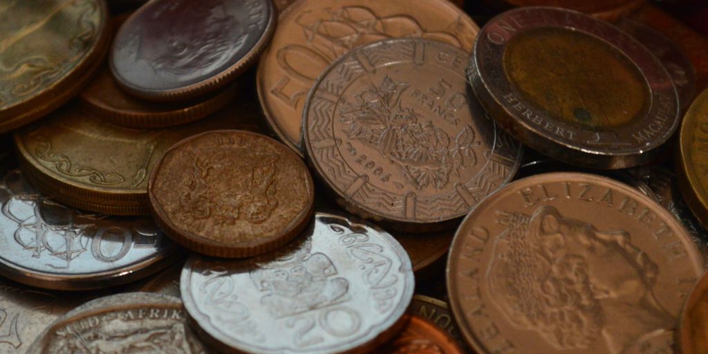 Unpacking the Crowdfunding Advantages and Disadvantages for Your Next Venture